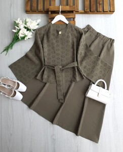 AKDN TEK DÜĞME BELİ ÖNÜ AÇIK KEMERLİ ETEKLİ TAKIM 1723-09-HAKİ - 