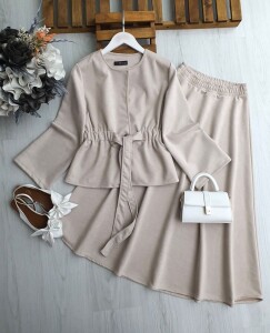 CUGE TEK DÜĞME YANLARI LASTİKLİ ÖNÜ BAĞLAMALI SÜET ETEKLİ TAKIM 1680-22-TAŞ - 