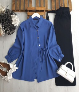 DUWF SİMETRİK DÜĞMELİ İÇ VE DIŞ YAN BAĞCIKLI GÖMLEK TUNİK B2-3-5610-10-MAVİ - 