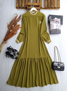 BURC KOL VE YAKA RİBANALI BROŞLU ELBİSE A5-5-2297-70-YAĞ YEŞİLİ - 