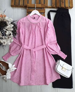 OLANE GİPE KOL TAŞ BİYELİ GENİŞ YAKA DESENLİ ÇİLEK TUNİK B3-6-5507-47-PEMBE - 