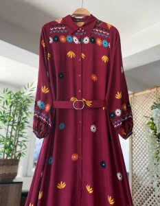 OLVA GÖMLEK YAKA ÖNÜ DÜĞMELİ DİJİTAL BASKILI KEMERLİ ELBİSE A9-2-2358-04-BORDO - 