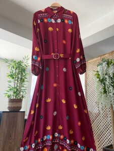 OLVA GÖMLEK YAKA ÖNÜ DÜĞMELİ DİJİTAL BASKILI KEMERLİ ELBİSE A9-2-2358-04-BORDO - 2