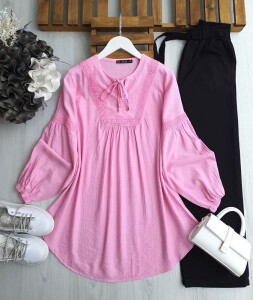 SİGYA ÖN VE KOL DANTEL ŞERİTLİ YAKA BAĞCIKLI TUNİK 5574-47-PEMBE - 