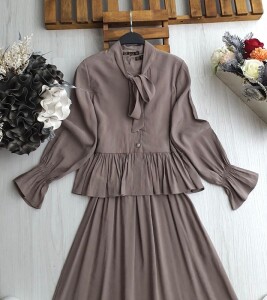 ULNA KRAVAT YAKA CEKET BELİ LASTİKLİ SIFIR KOL ELBİSE TAKIM A8-5-1638-25-VİZON - 1