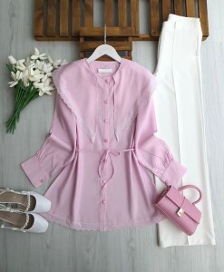 UPYES DANTEL DETAYLI SİVRİ BÜYÜK YAKA GÖMLEK TUNİK B7-1-5703-05-PUDRA - 1