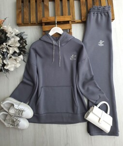 VEDKA TAŞ İŞLEMELİ KANGURU CEPLİ ÜÇ İPLİK TAKIM 1678-58-FÜME - 