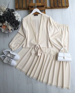 VUE ÖNÜ BAĞLAMALI DANTEL GEÇİŞLİ ETEKLİ İKİLİ TAKIM 1670-34-BEJ - 